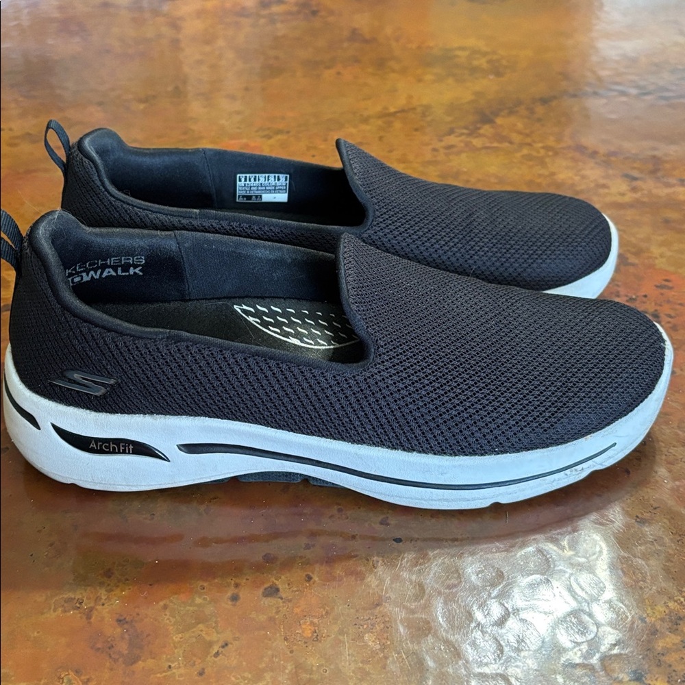Skechers arch fit size 9 black slip on shoe. Barely worn - Picture 4 of 7